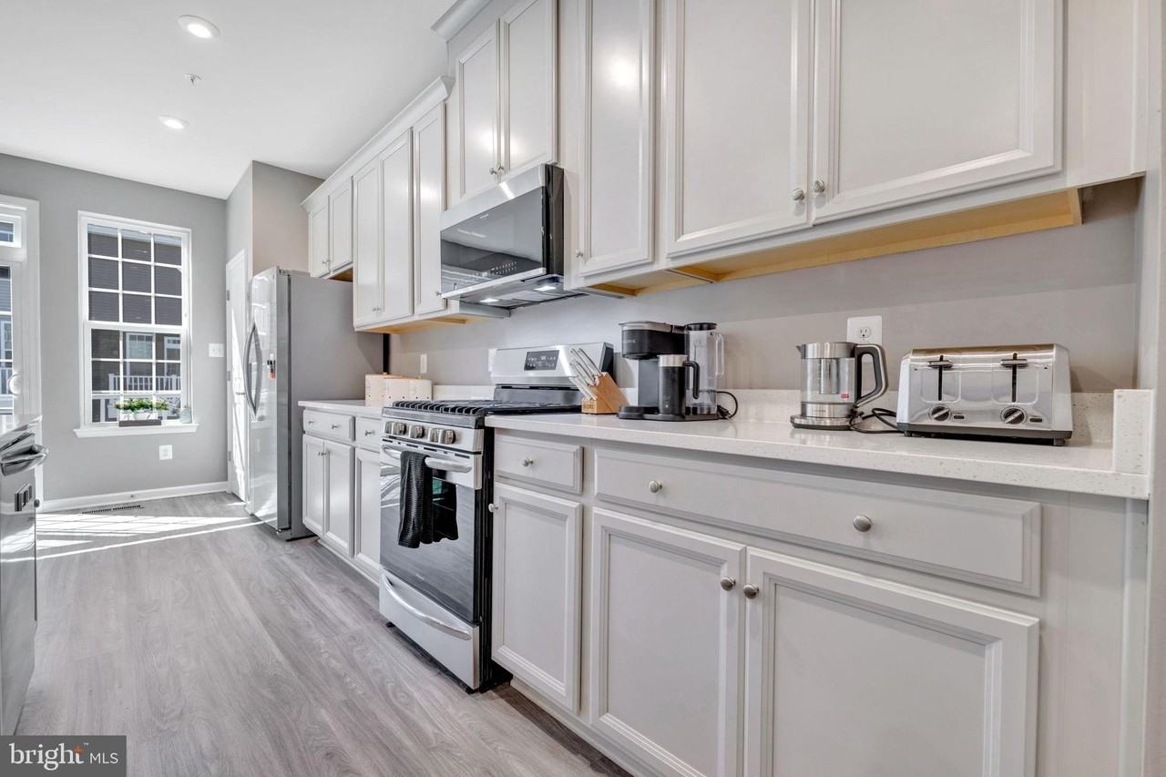 7204 Clagett Dr - Photo 4 of 20