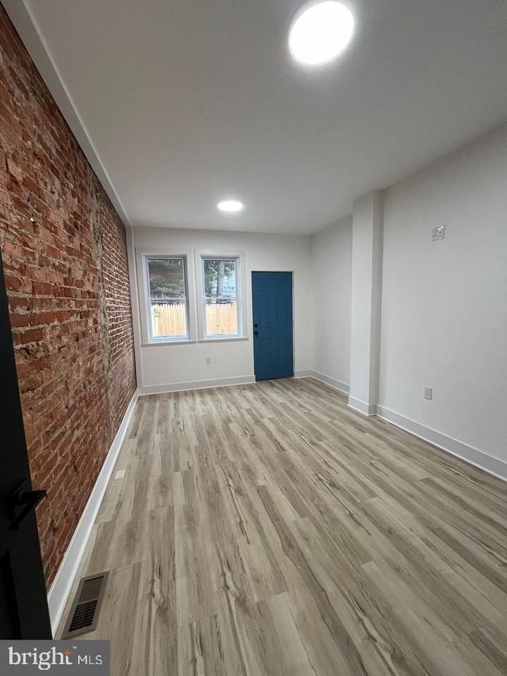 4817 N 15th St - Photo 6 of 10