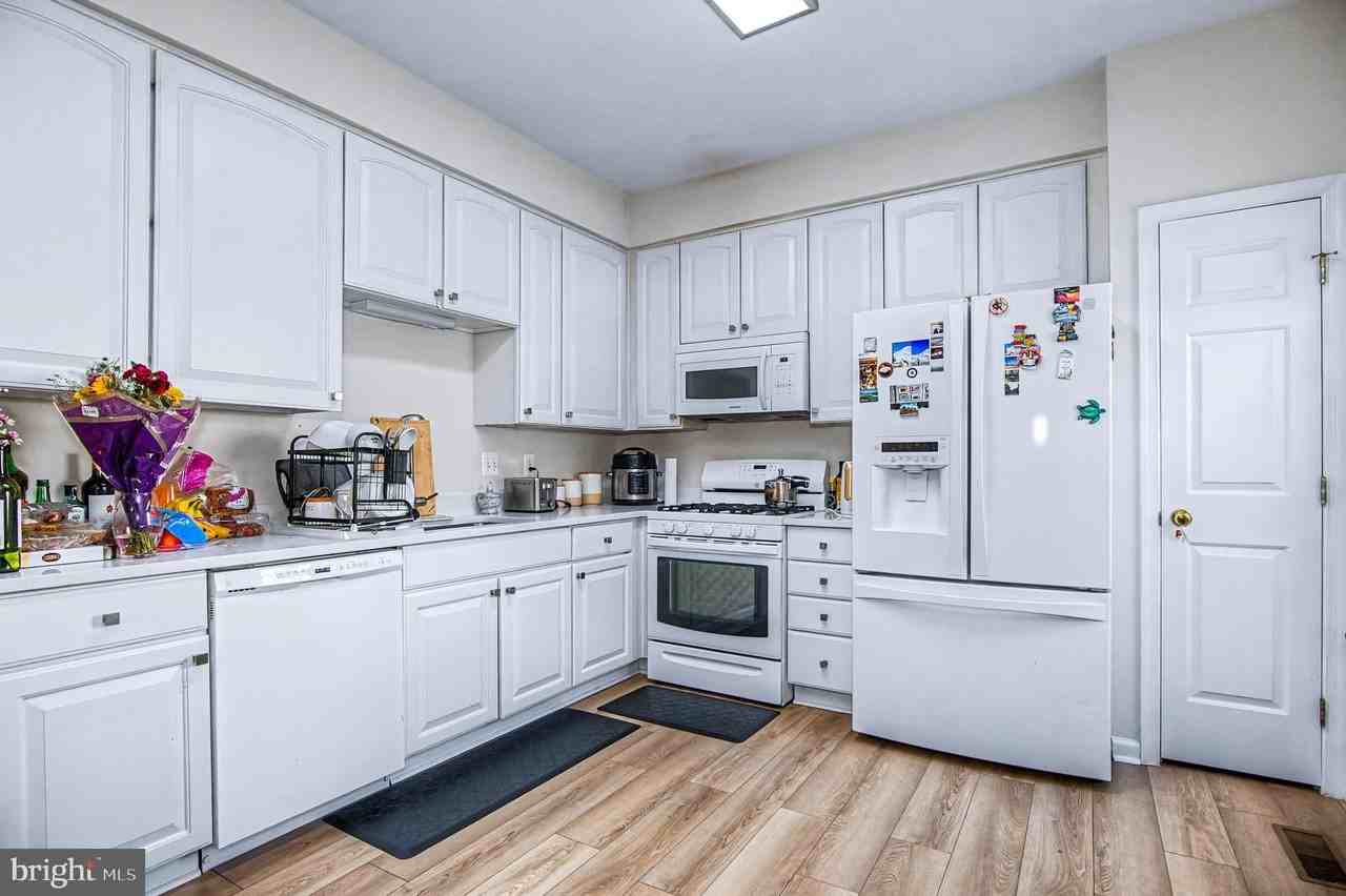 10159 Elgin Way - Photo 5 of 41