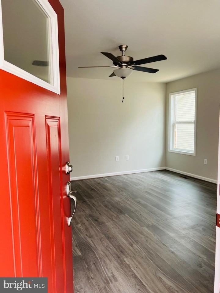 255 9th St - Photo 4 of 18