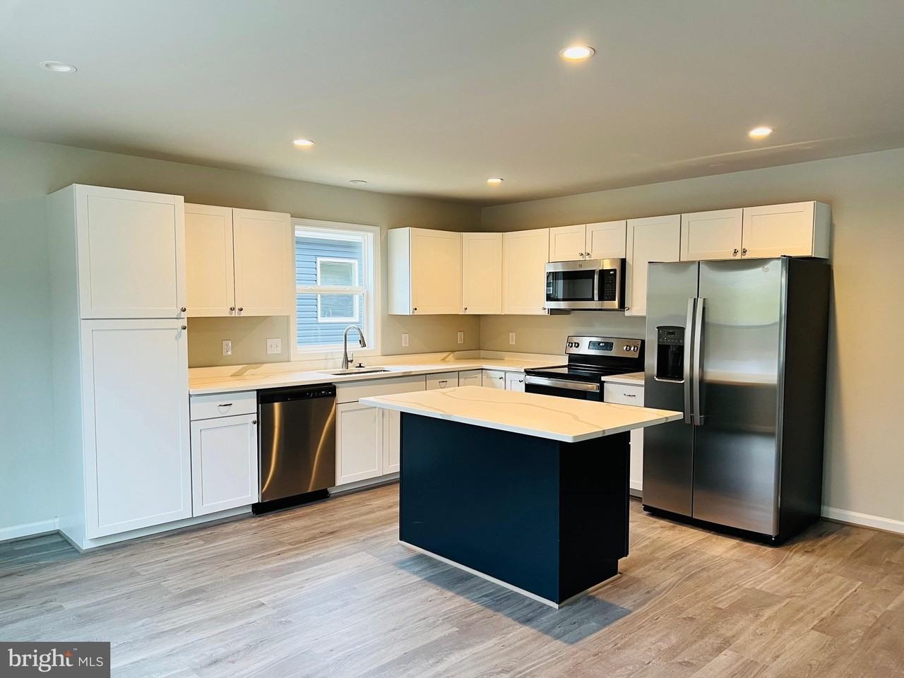 255 9th St - Photo 6 of 18