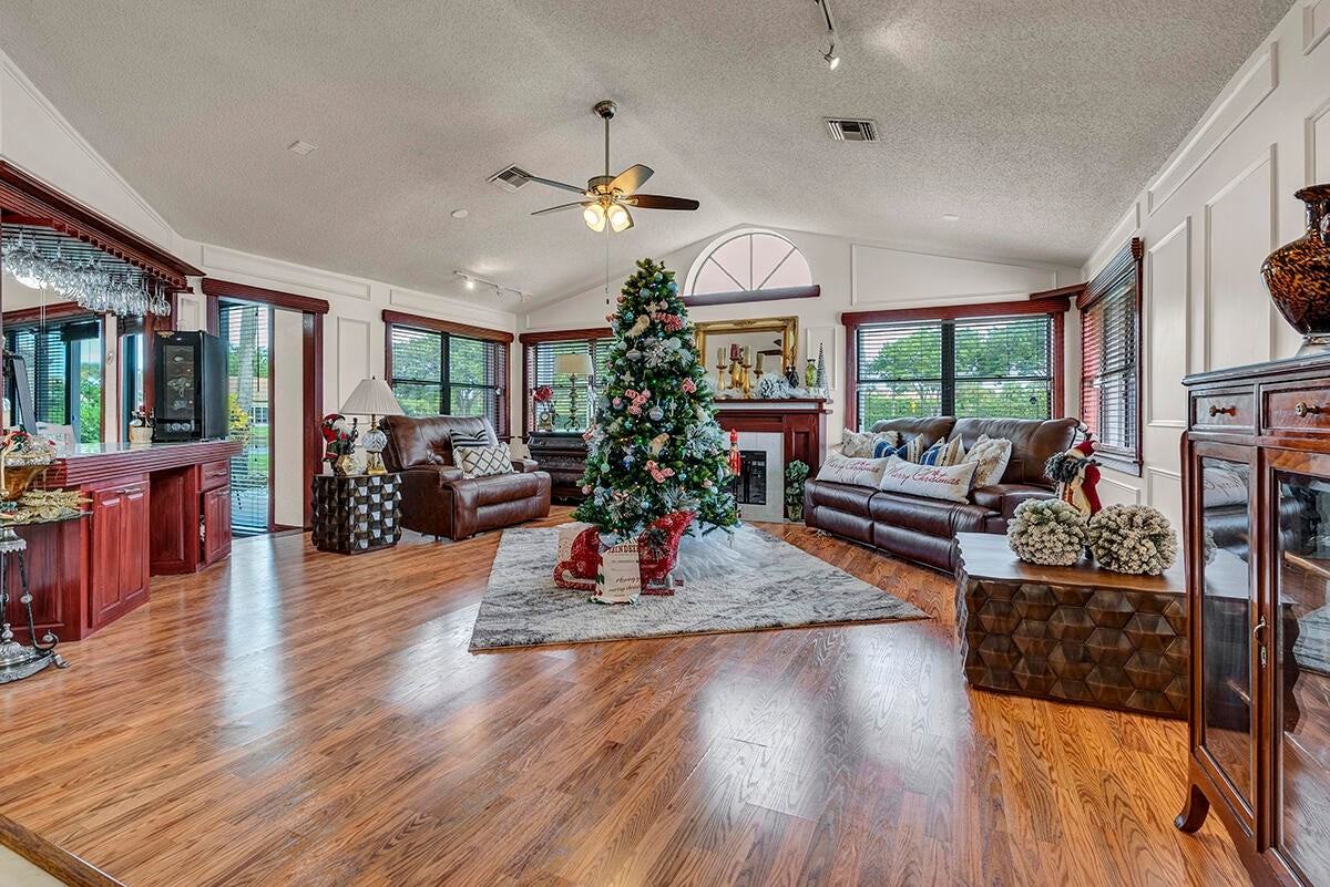 8142 Mimosa Pl - Photo 5 of 50