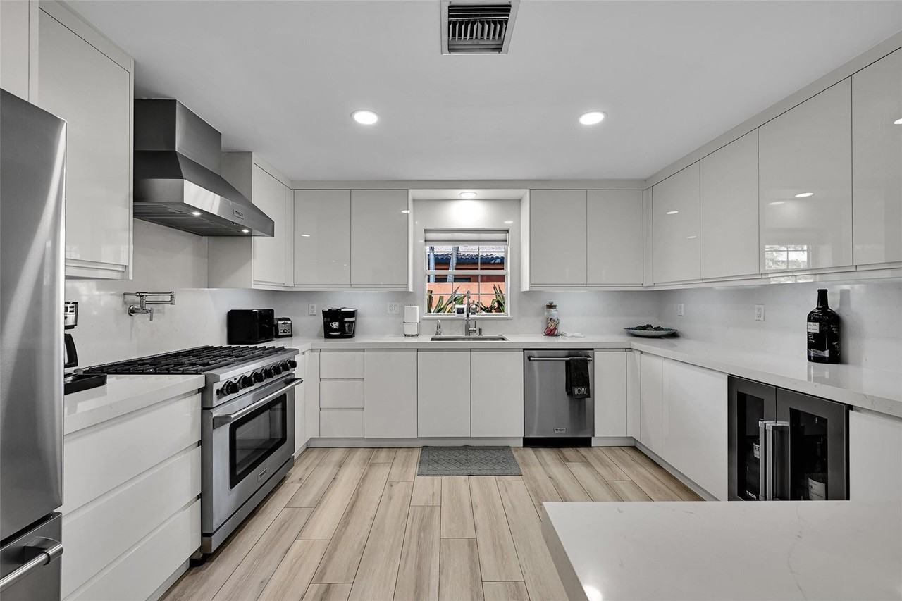 5281 Ne 19th Ave - Photo 3 of 25