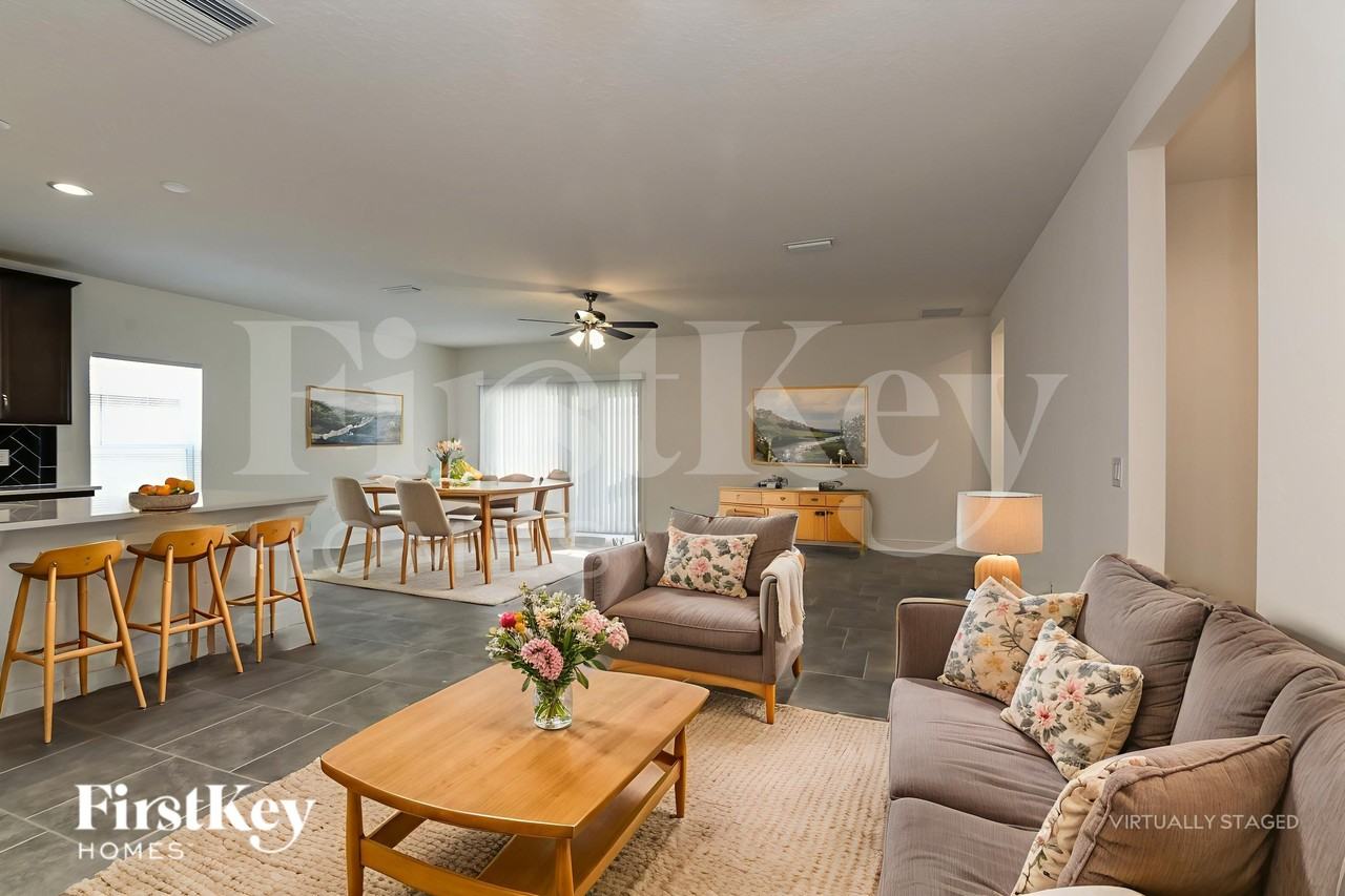 705 Blackstone St - Photo 4 of 18