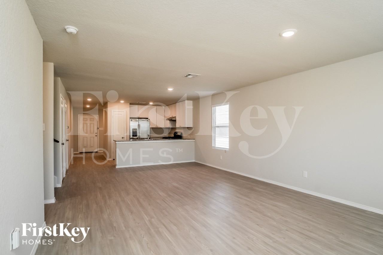 9966 Sarrebourg St - Photo 5 of 15