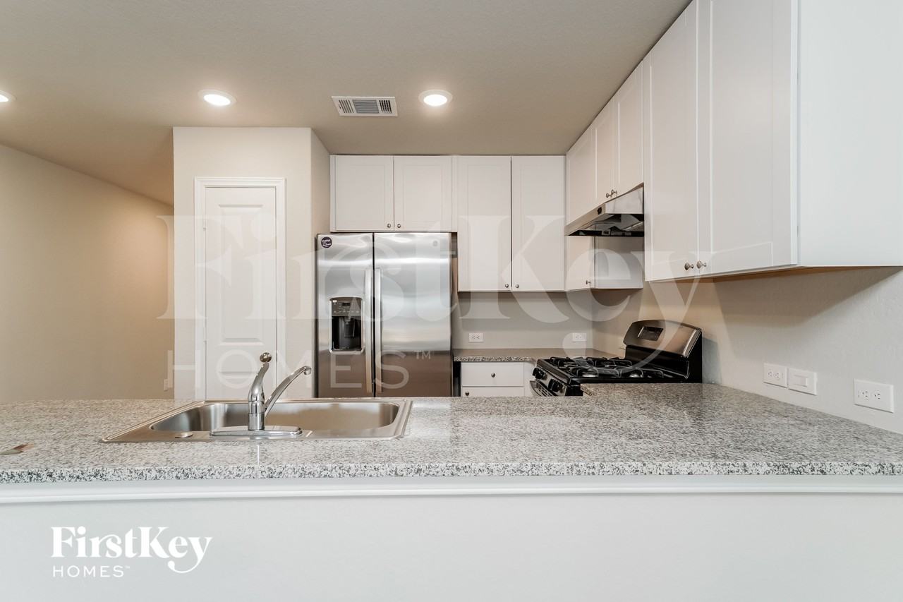 9966 Sarrebourg St - Photo 7 of 15