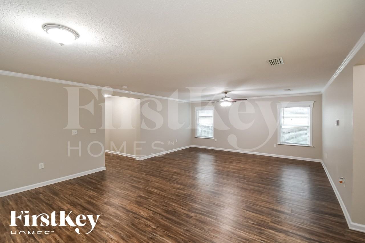 12178 Alexandra Dr - Photo 3 of 15