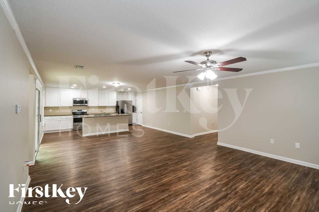 12178 Alexandra Dr - Photo 4 of 15