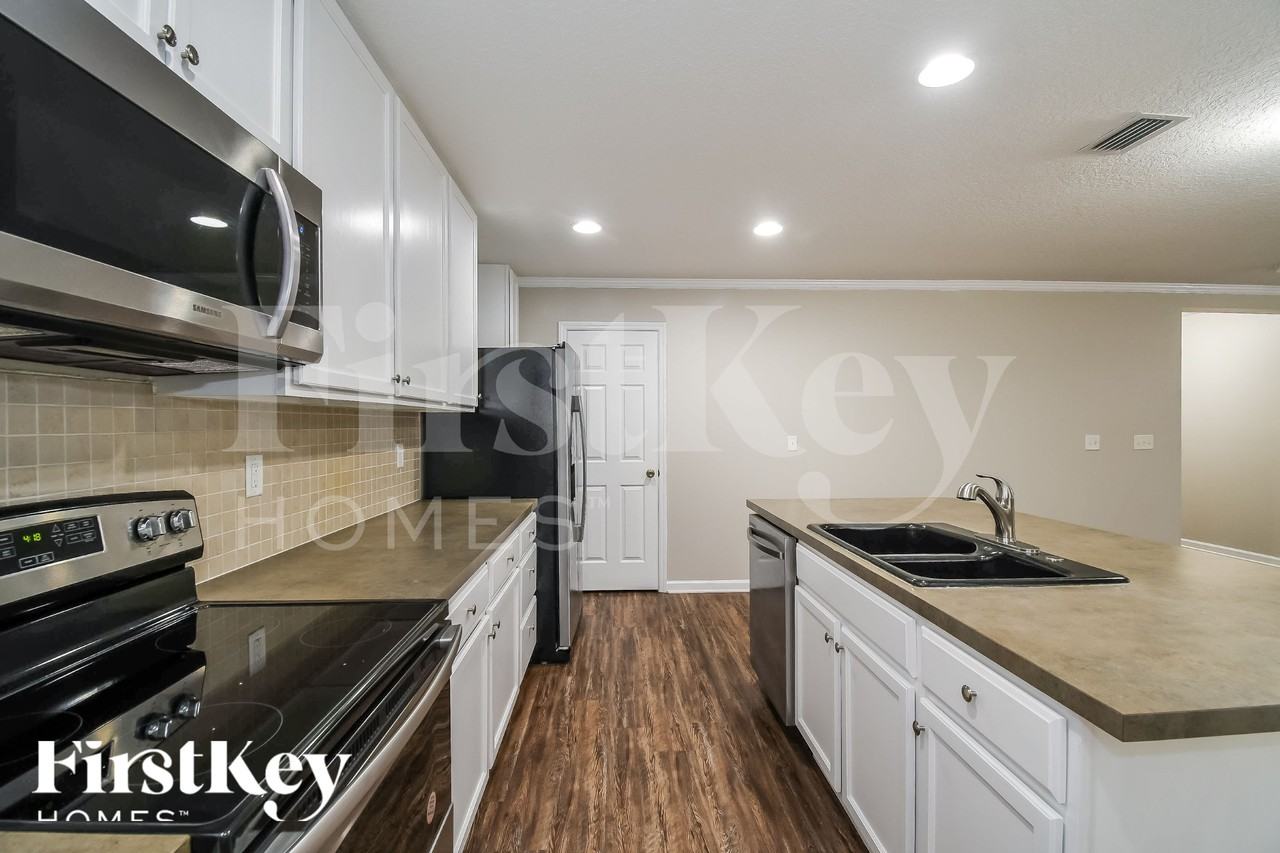 12178 Alexandra Dr - Photo 7 of 15