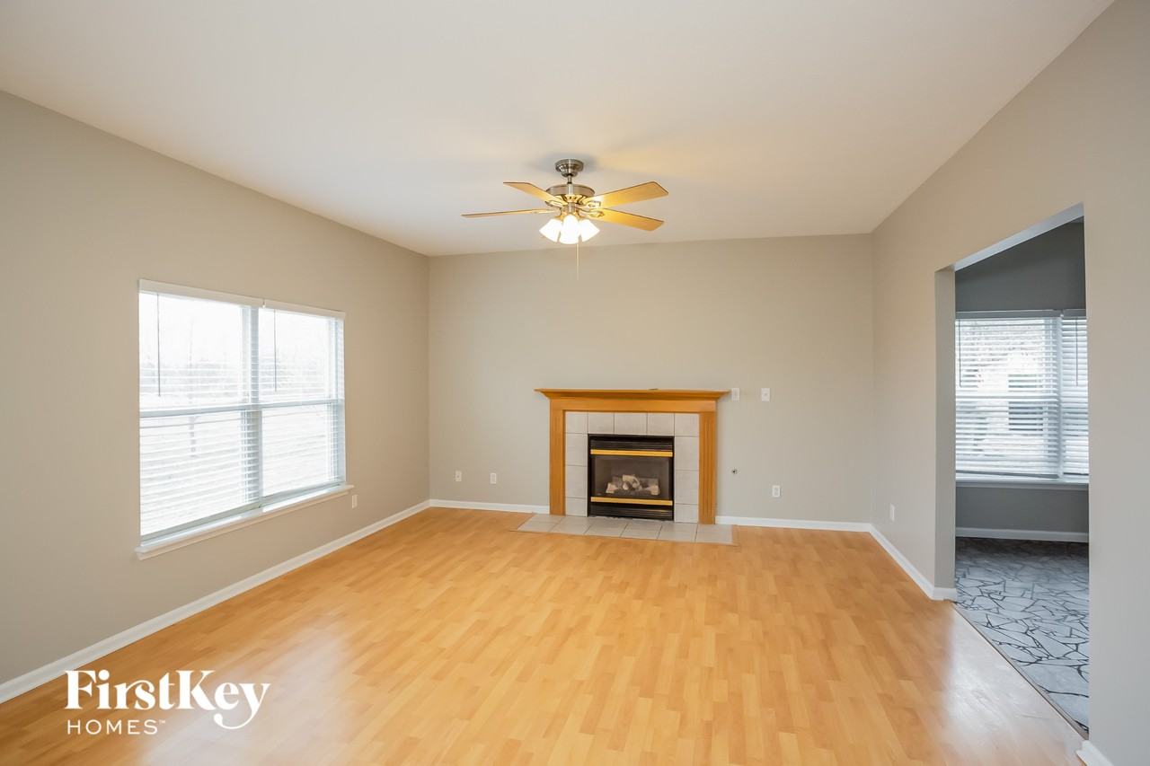 13947 Royalwood Dr - Photo 3 of 15