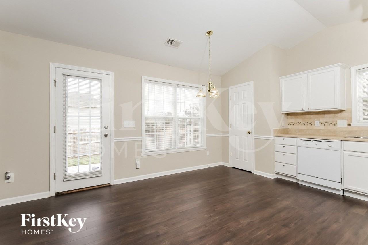 4004 Village Park Ct - Photo 4 of 15