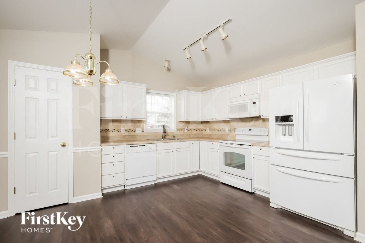 4004 Village Park Ct - Photo 5 of 15