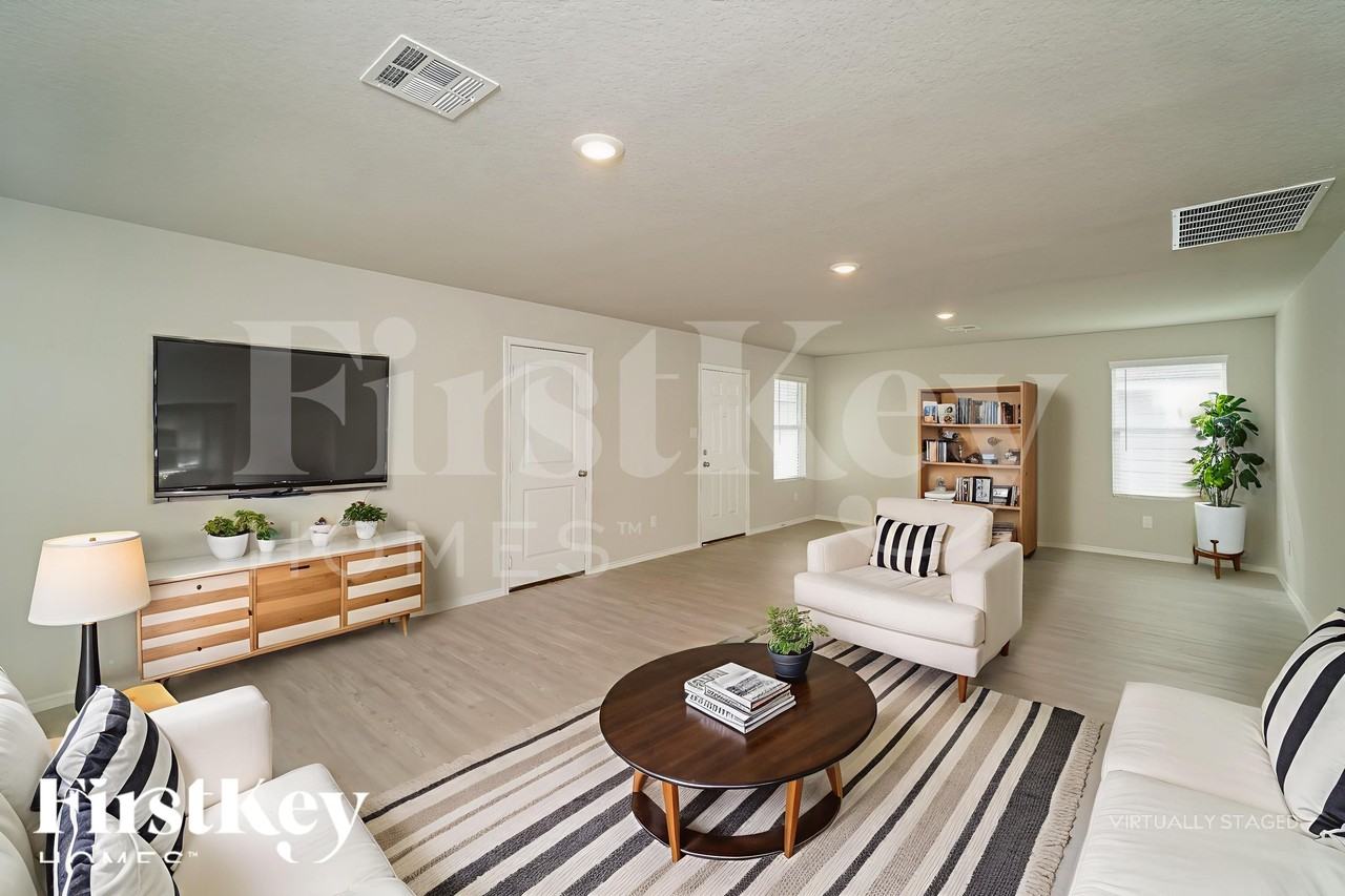 10767 Prusiner Dr - Photo 5 of 18