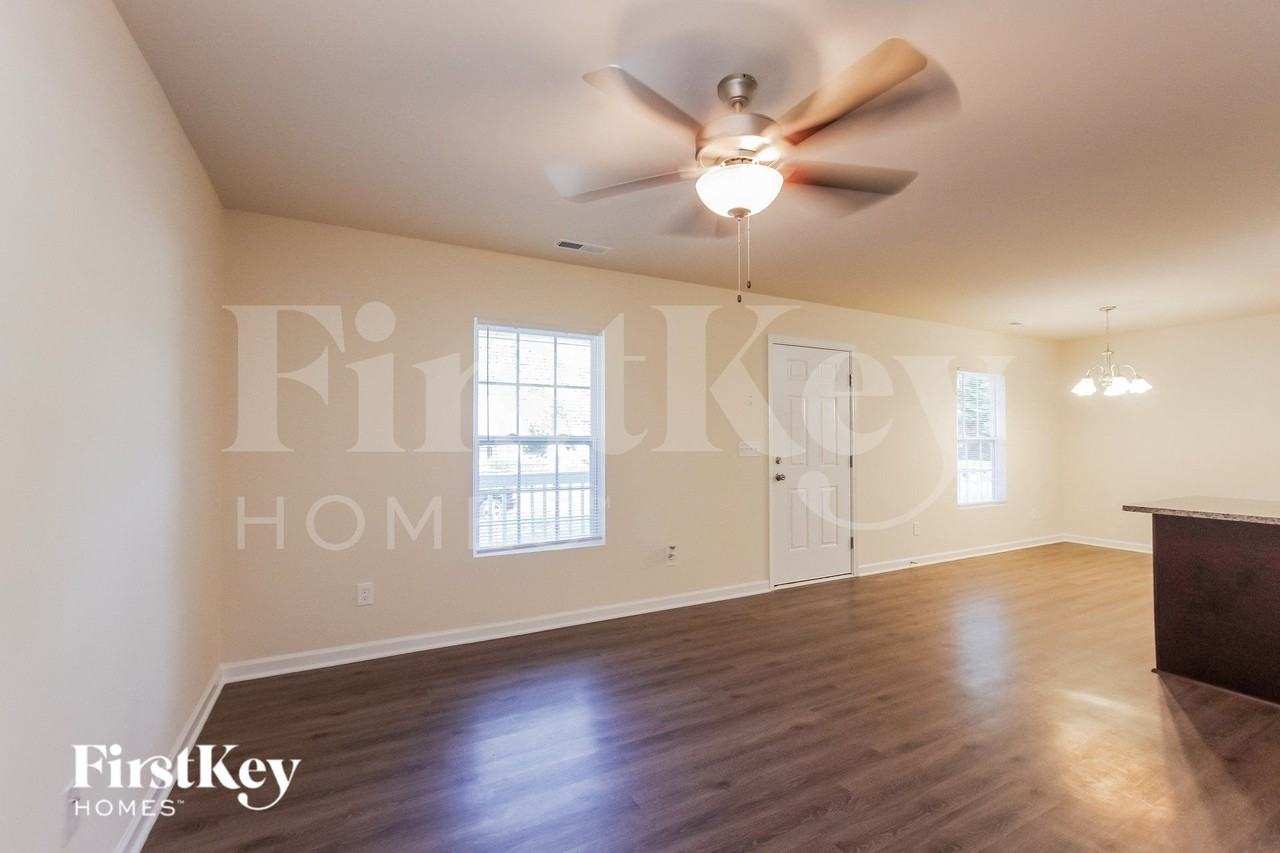 423 Leland St - Photo 3 of 15