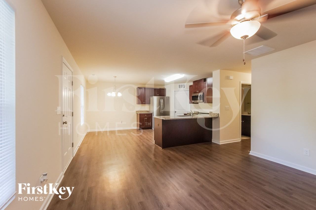 423 Leland St - Photo 4 of 15