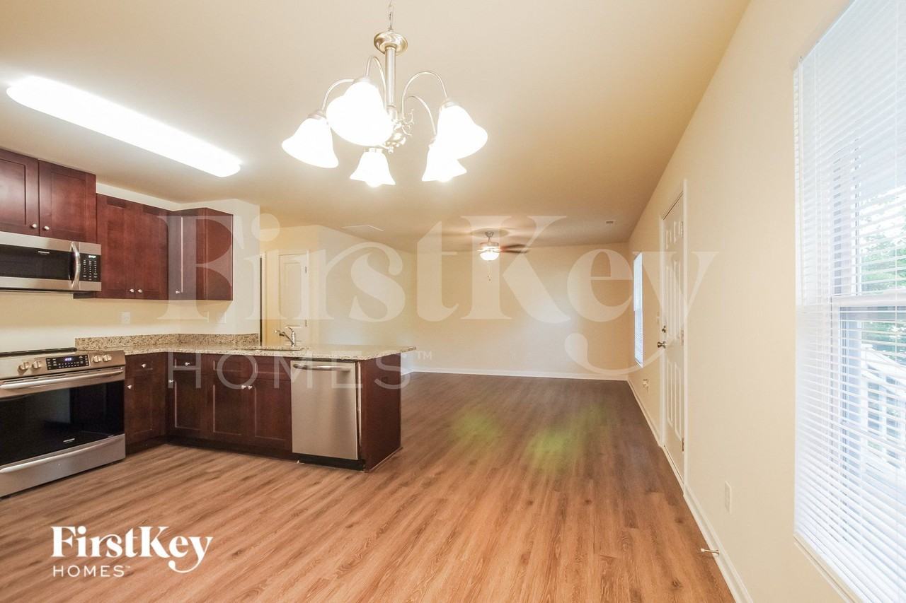 423 Leland St - Photo 5 of 15