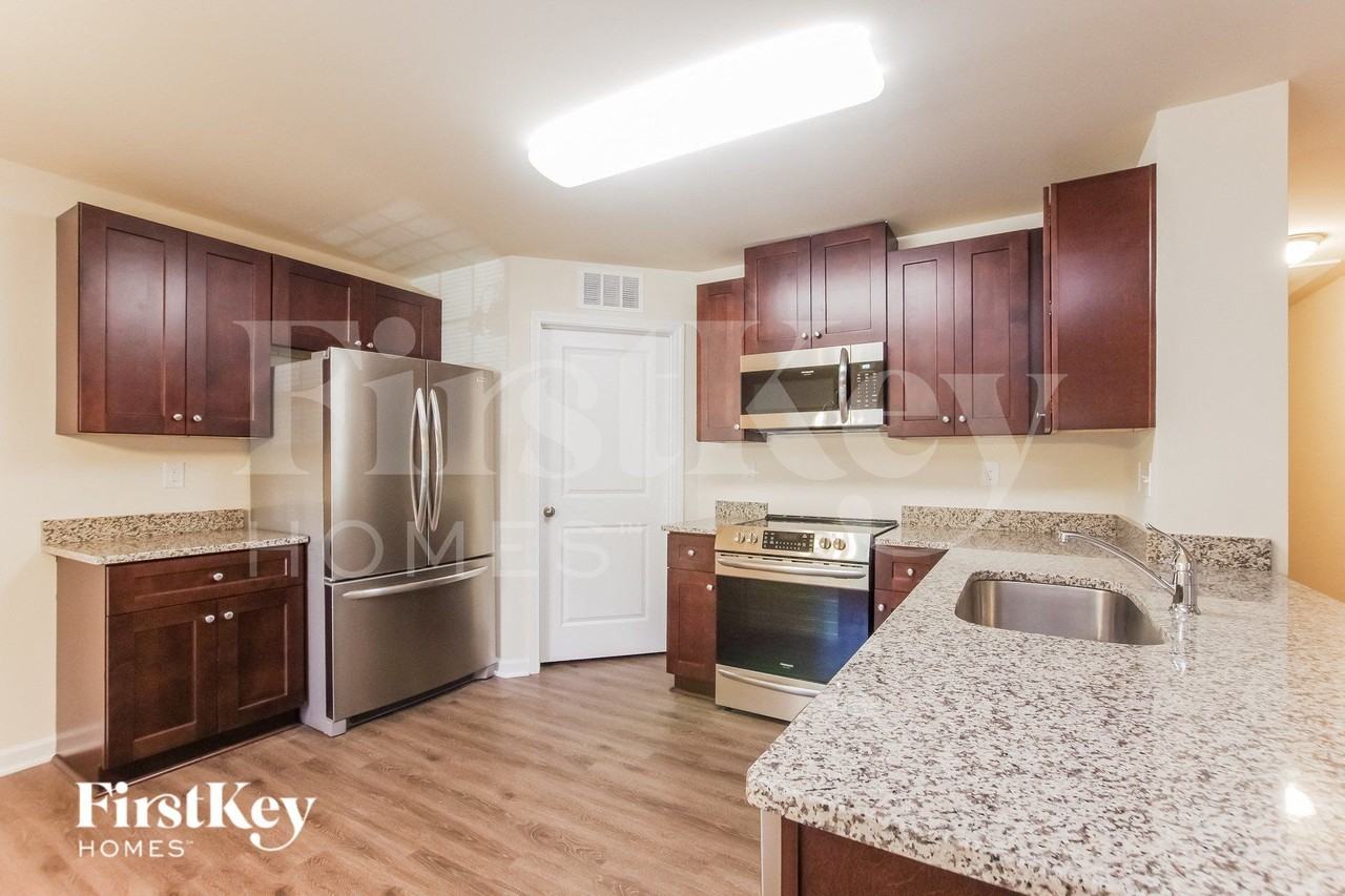 423 Leland St - Photo 6 of 15