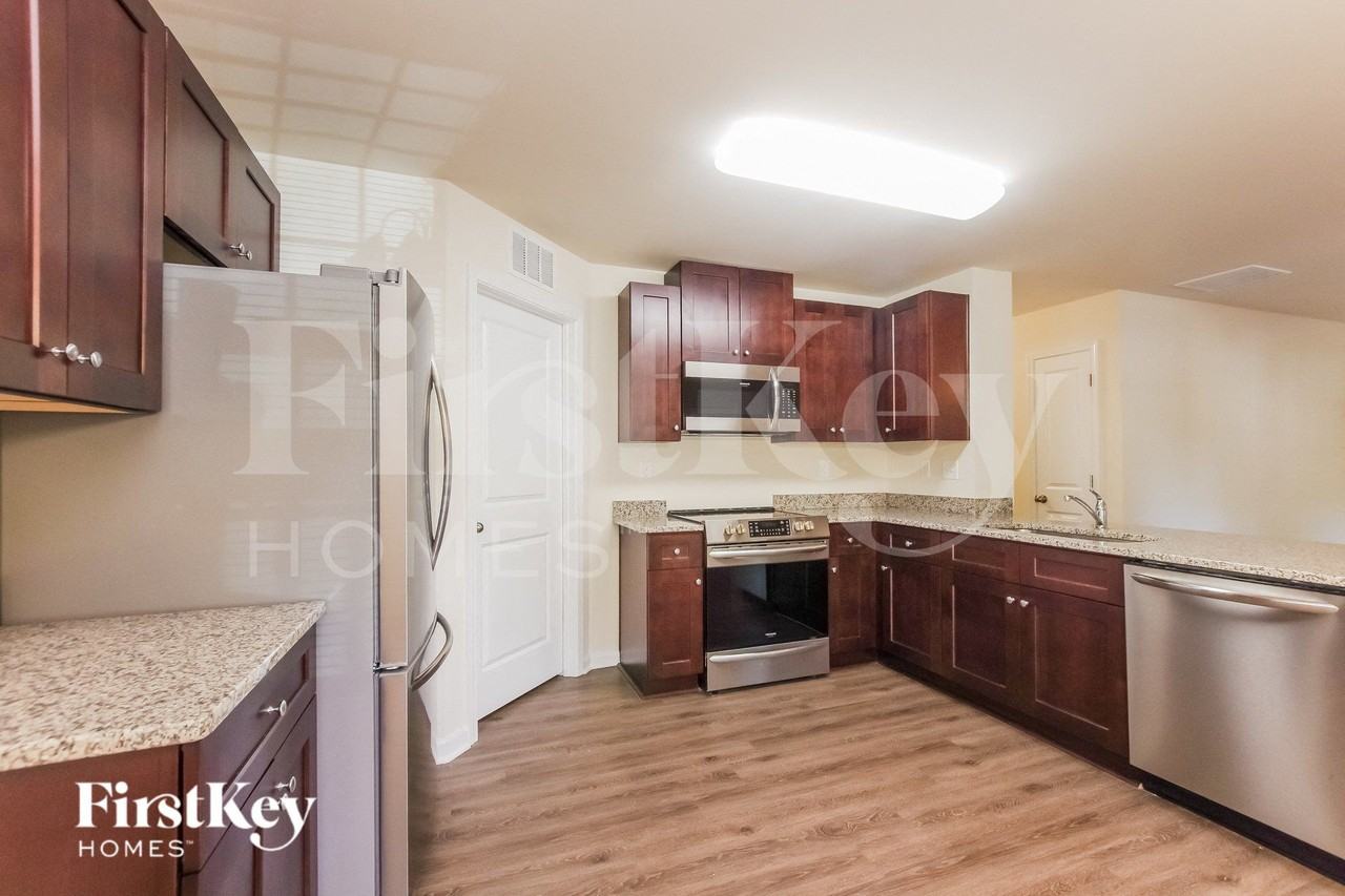 423 Leland St - Photo 7 of 15