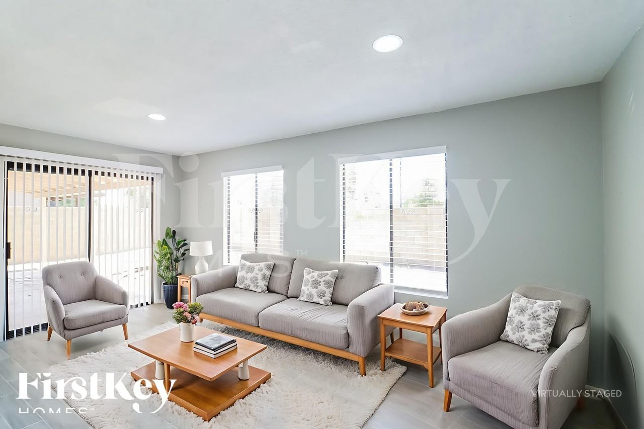 4939 W Golden Ln - Photo 4 of 18