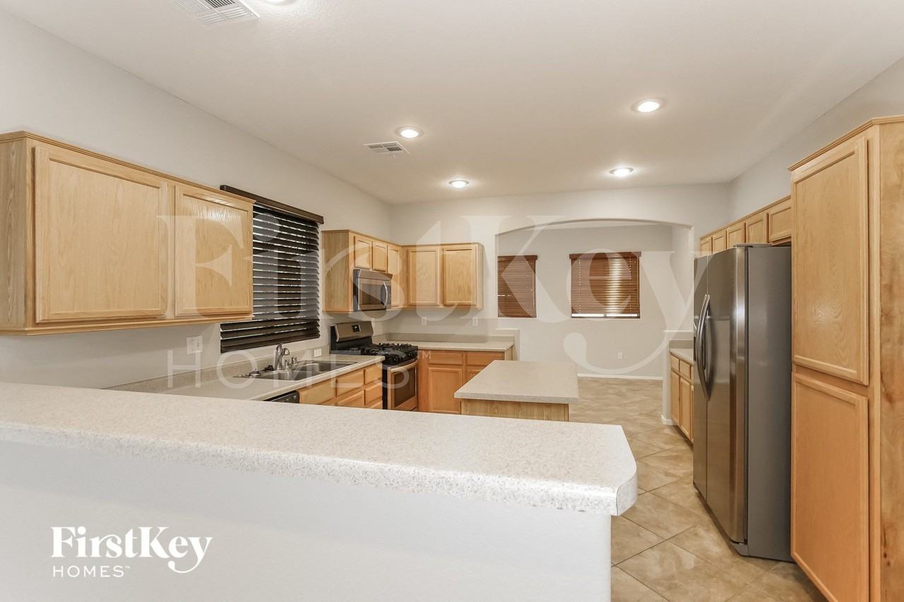 1031 Dawn Valley Dr - Photo 6 of 15