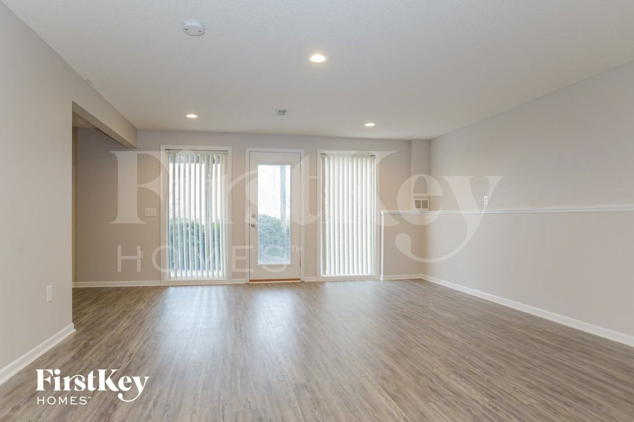 11123 N Lewis Ave - Photo 2 of 15