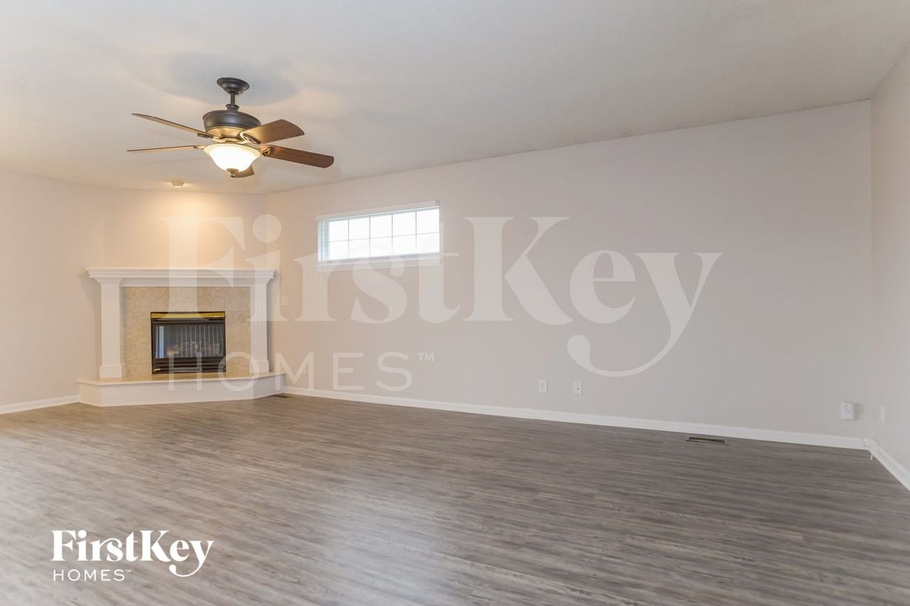 11123 N Lewis Ave - Photo 3 of 15