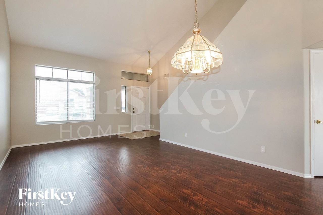 8564 W Sunnyslope Ln - Photo 2 of 15