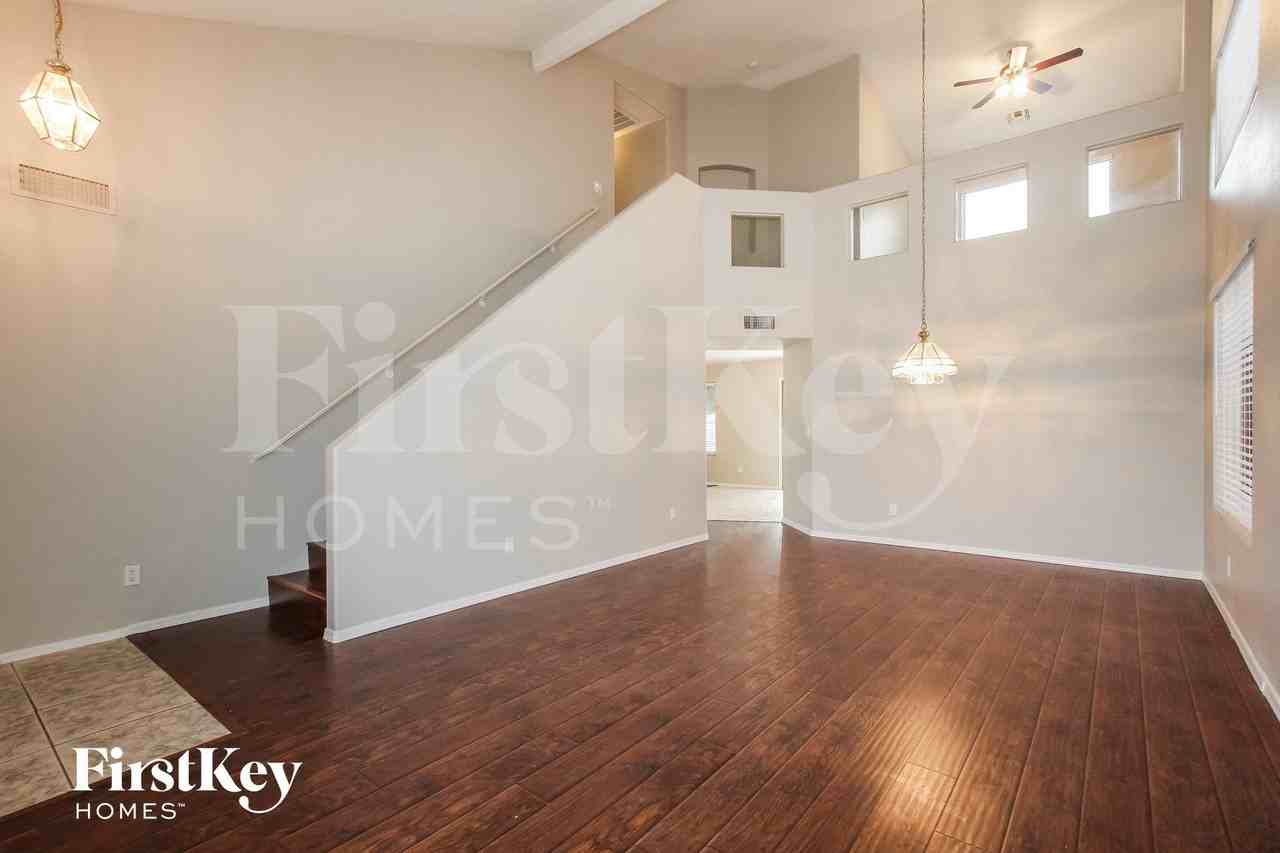 8564 W Sunnyslope Ln - Photo 3 of 15