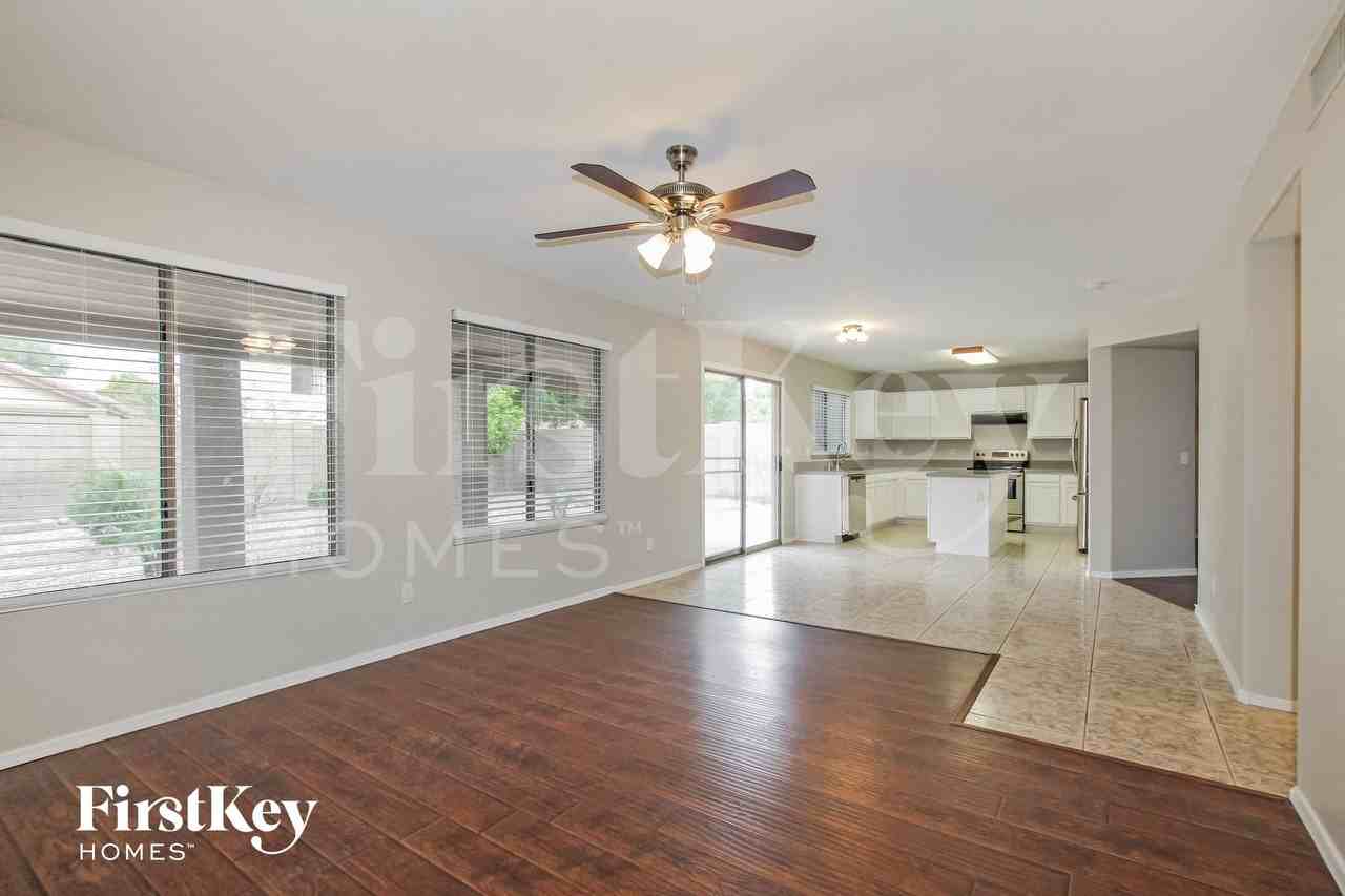 8564 W Sunnyslope Ln - Photo 5 of 15