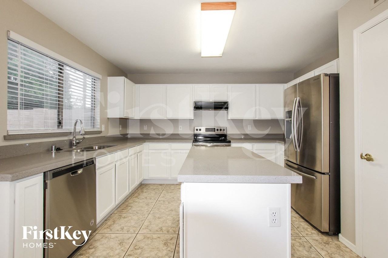 8564 W Sunnyslope Ln - Photo 6 of 15