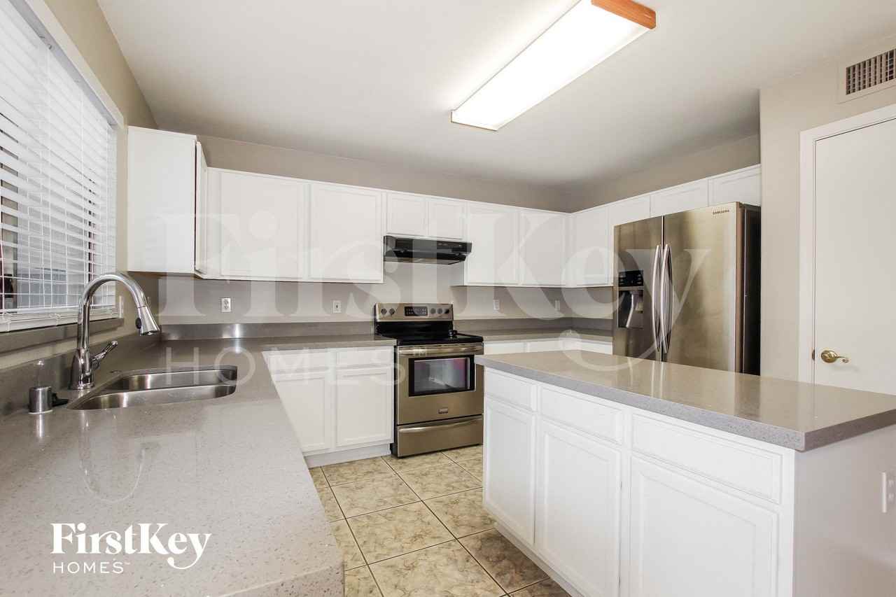 8564 W Sunnyslope Ln - Photo 7 of 15