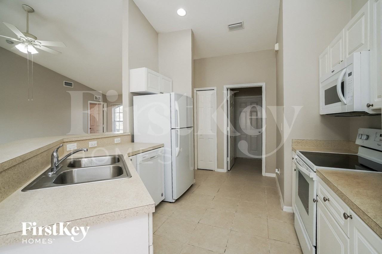 8352 Bahamas Rd - Photo 7 of 15