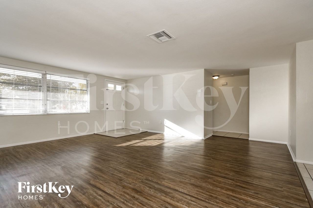 9204 Lido Ln - Photo 3 of 15