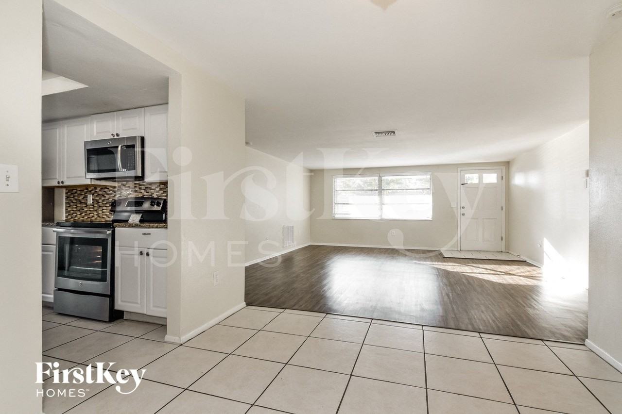 9204 Lido Ln - Photo 5 of 15