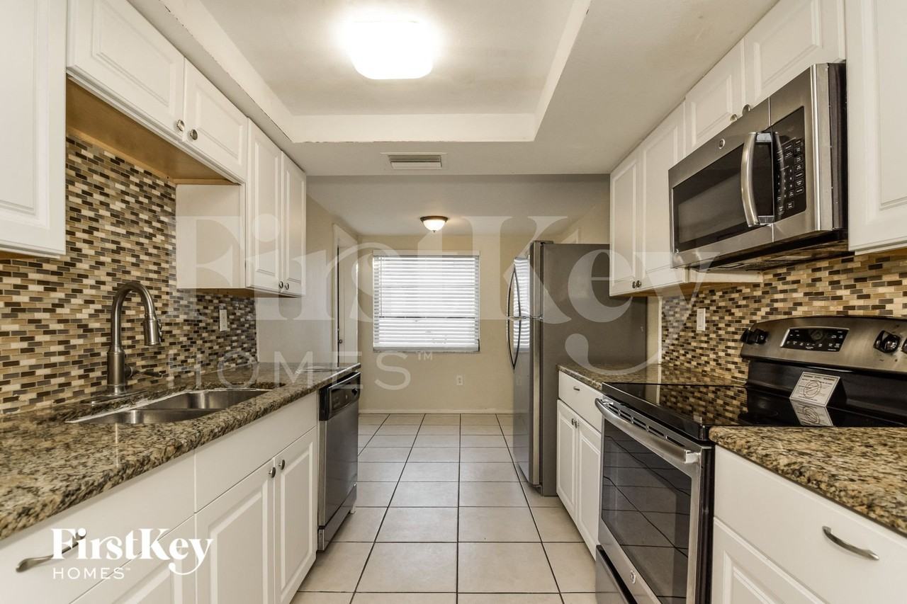 9204 Lido Ln - Photo 6 of 15