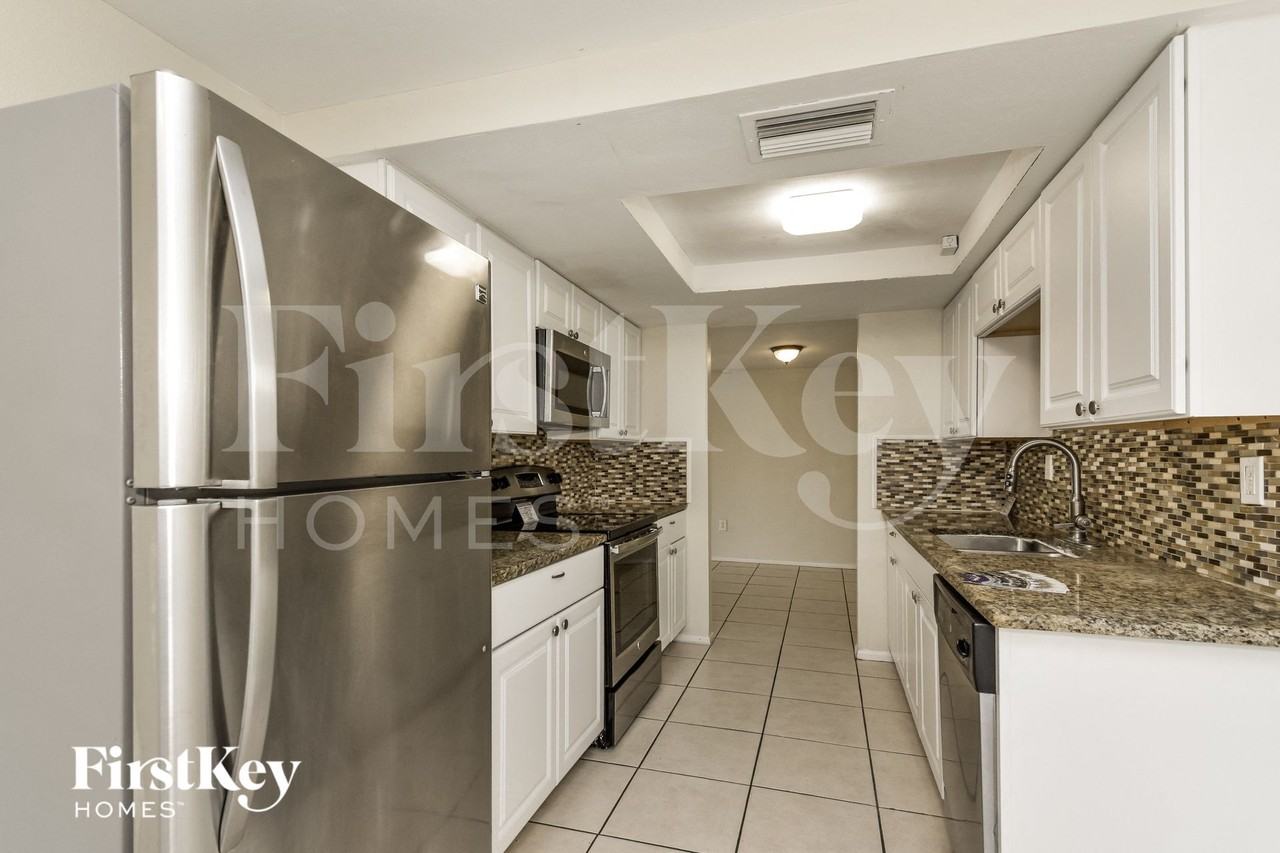 9204 Lido Ln - Photo 7 of 15