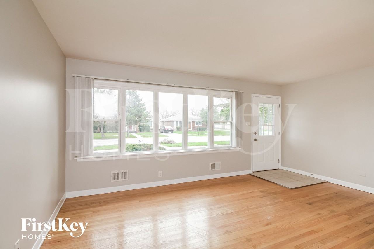 8840 Sproat Ave - Photo 3 of 15