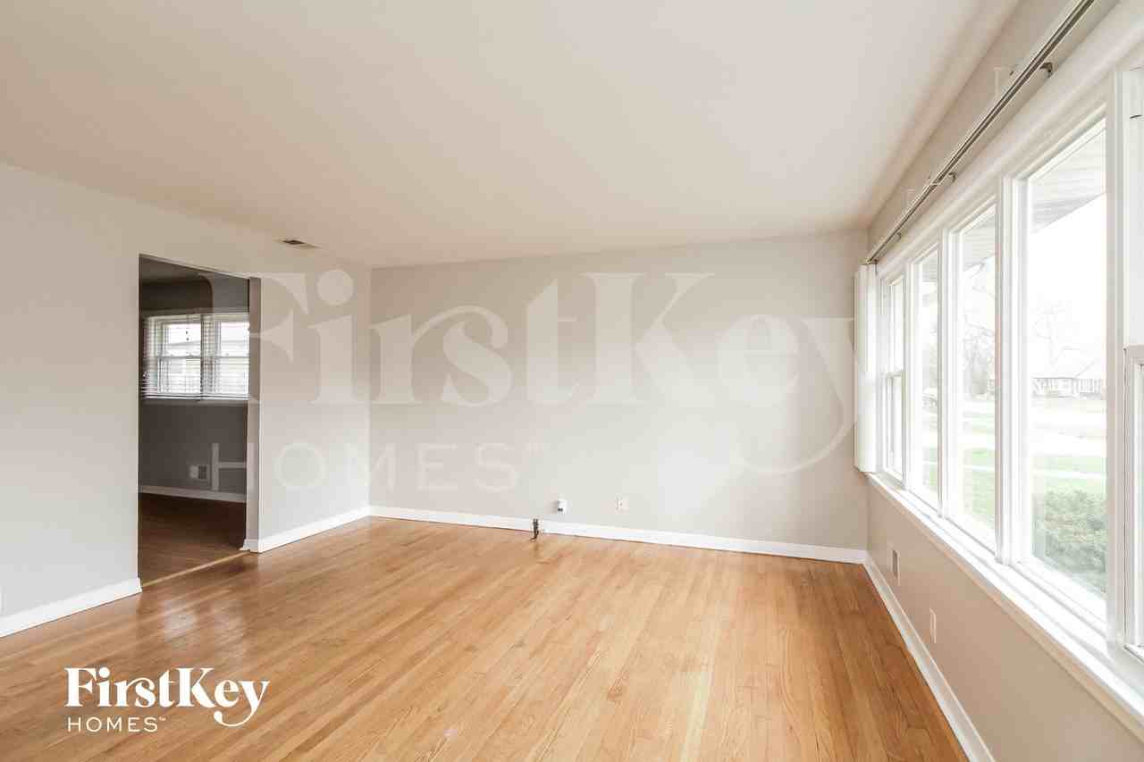 8840 Sproat Ave - Photo 4 of 15