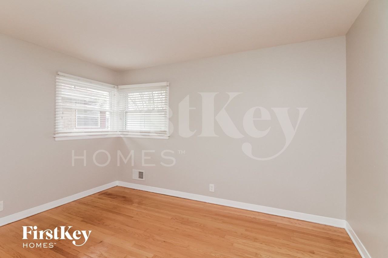 8840 Sproat Ave - Photo 7 of 15