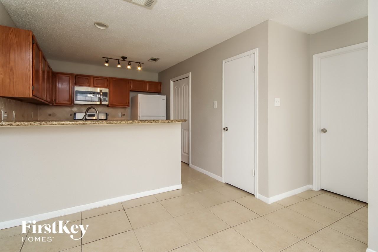 8654 Pine Falls Dr - Photo 4 of 15