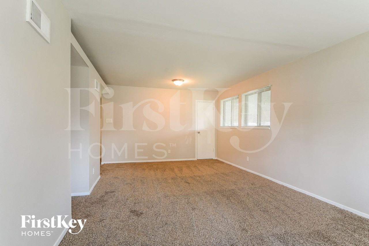 755 Tyson Dr - Photo 3 of 15