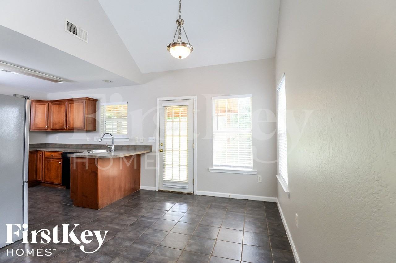 640 Meriweather Dr - Photo 5 of 15