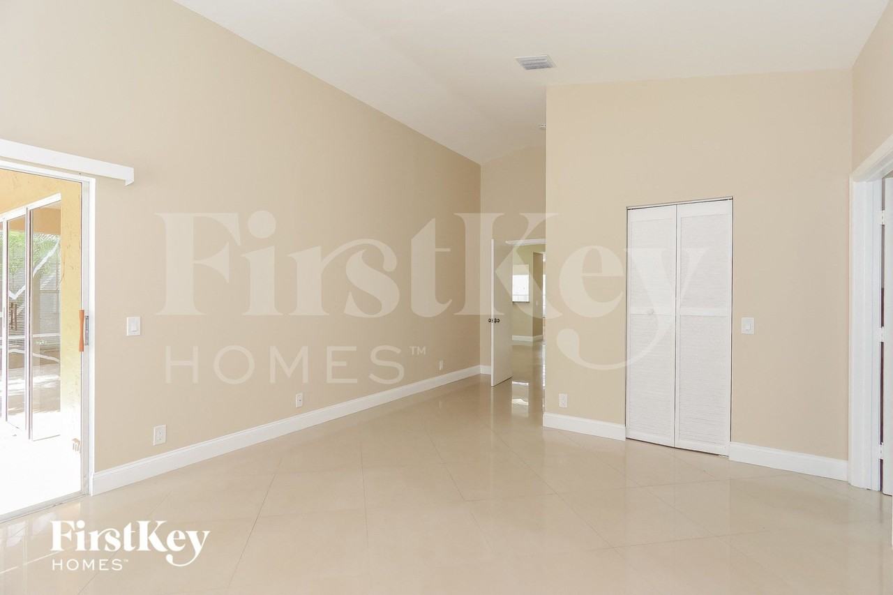 6193 Lansdowne Cir - Photo 2 of 15