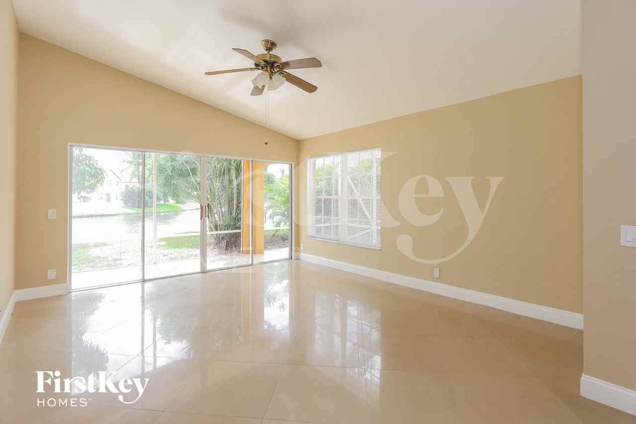 6193 Lansdowne Cir - Photo 3 of 15