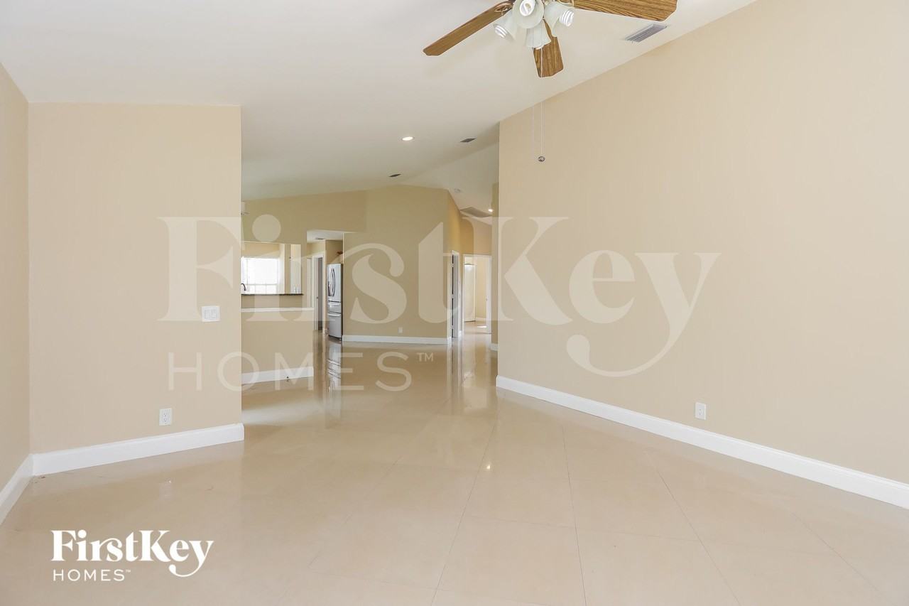 6193 Lansdowne Cir - Photo 4 of 15