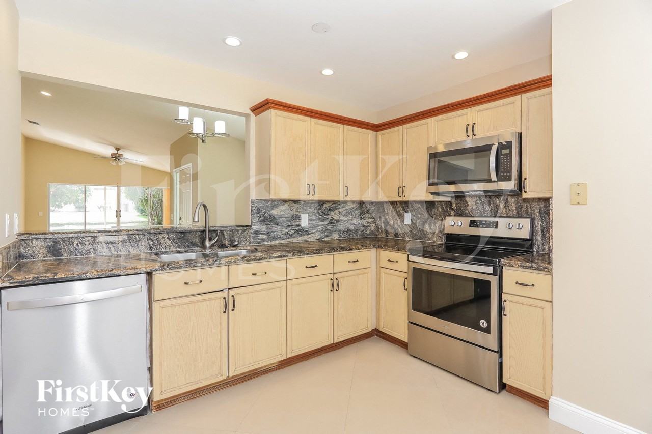 6193 Lansdowne Cir - Photo 7 of 15