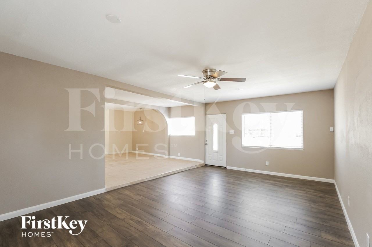 547 W 18th St - Photo 3 of 15