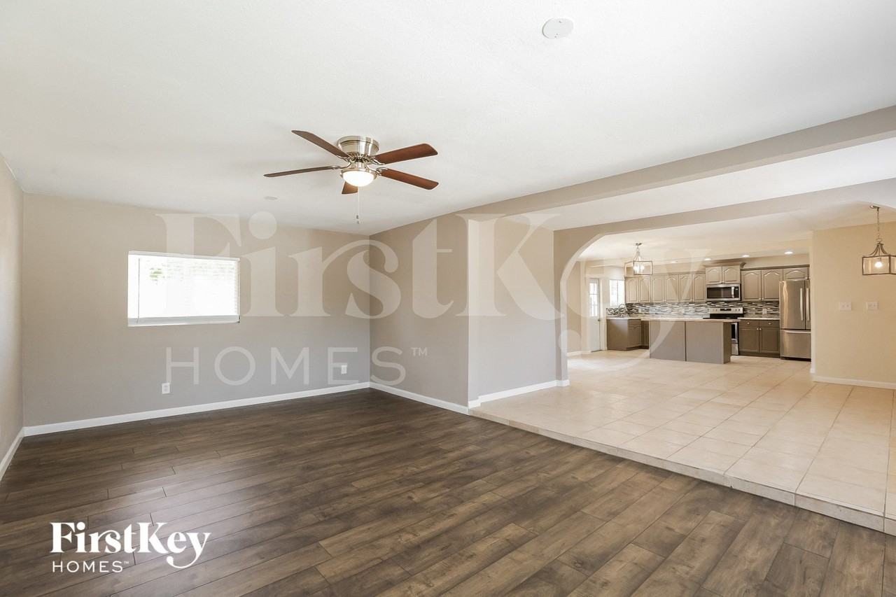 547 W 18th St - Photo 4 of 15