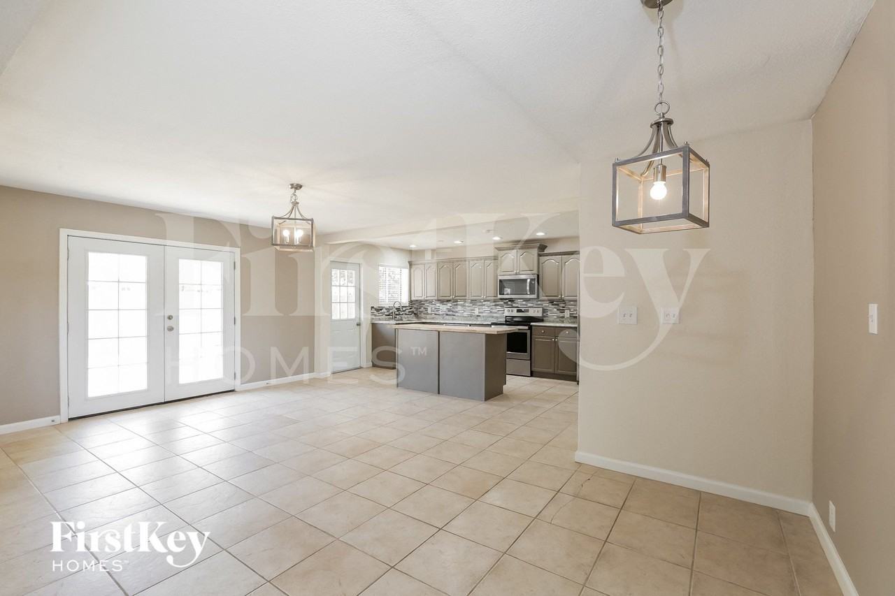 547 W 18th St - Photo 5 of 15