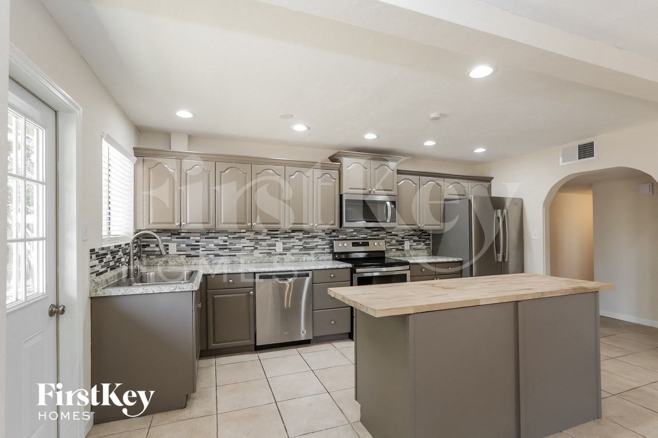 547 W 18th St - Photo 6 of 15